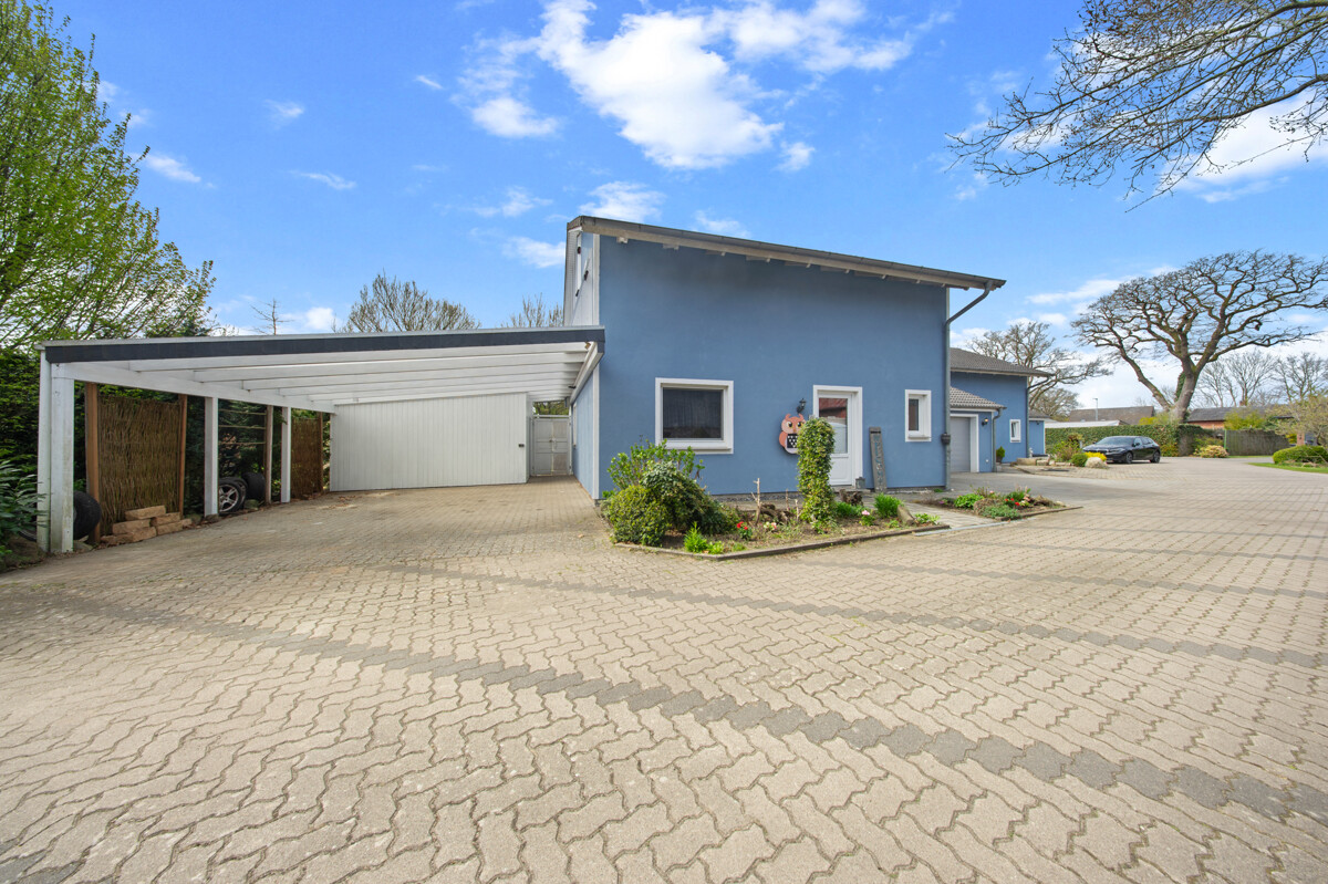 Hausansicht mit Carport