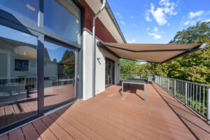 34 - Terrasse mit Essbereich und Markise
