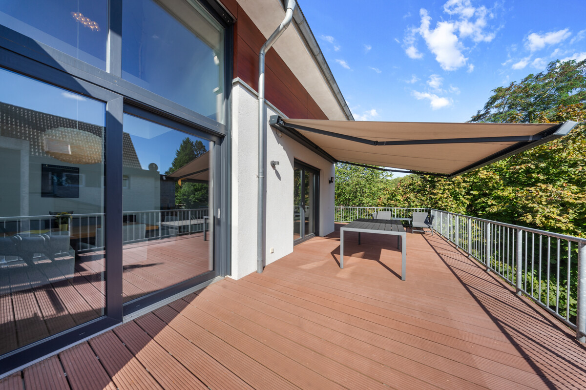 34 - Terrasse mit Essbereich und Markise