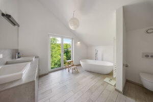 68 - Badezimmer mit freistehender Badewanne