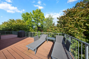 27 - Terrasse mit Sonnenliegen