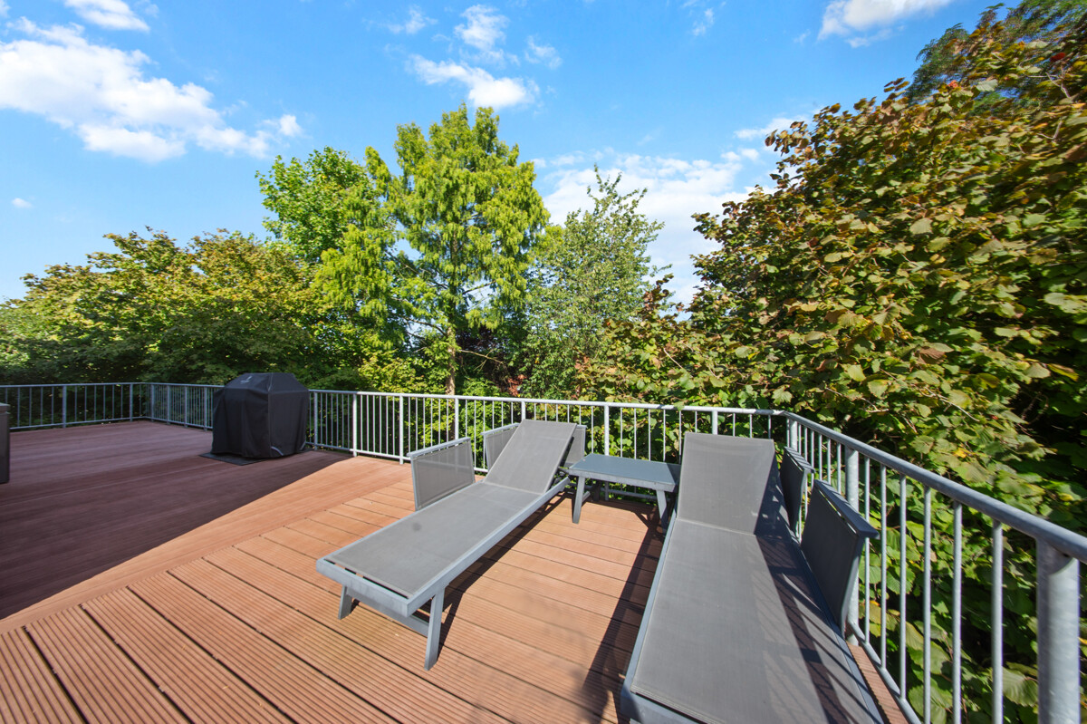 27 - Terrasse mit Sonnenliegen