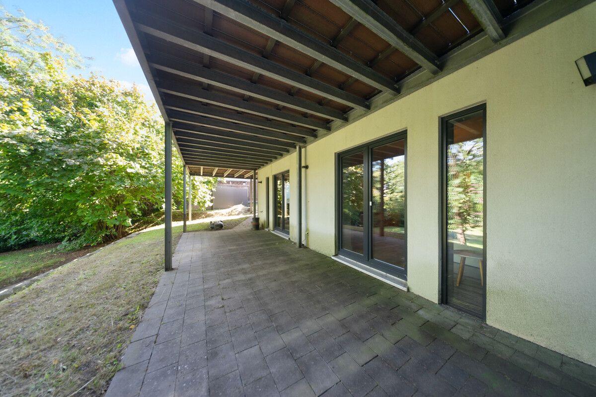 23 - Überdachte Terrasse im Gartengeschoss