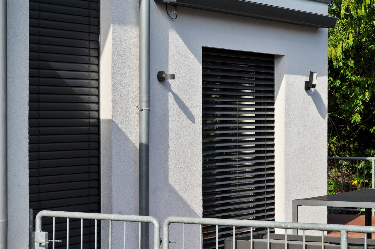 76 - Fassadendetail mit Raffstores