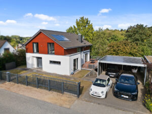 1 - Drohnenansicht Vorderseite mit Carport