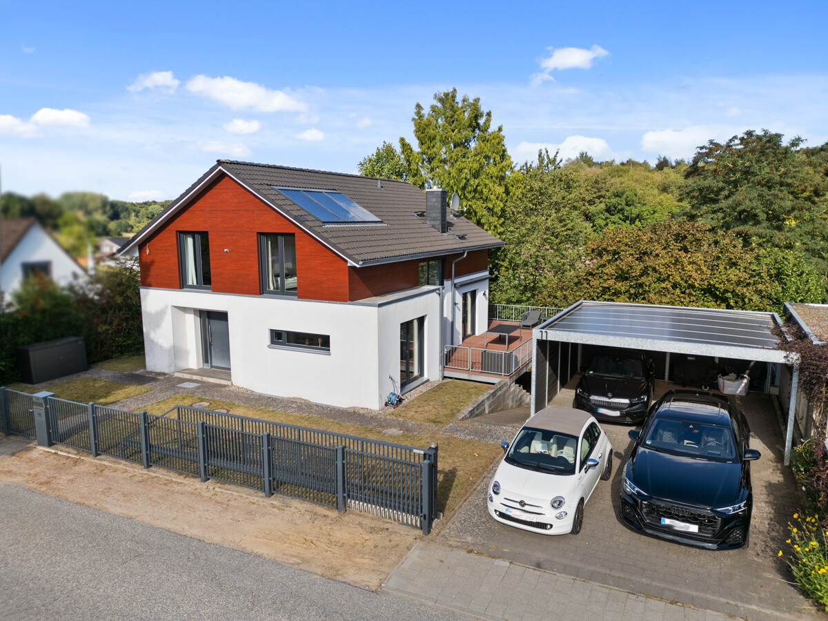 1 - Drohnenansicht Vorderseite mit Carport
