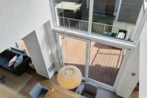 9 - Galerie mit Blick auf Terrasse und Essbereich