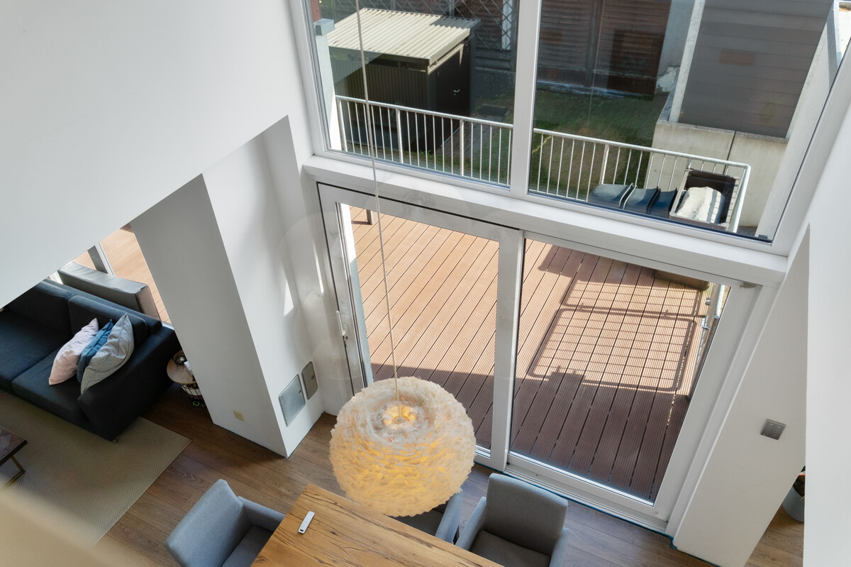 9 - Galerie mit Blick auf Terrasse und Essbereich