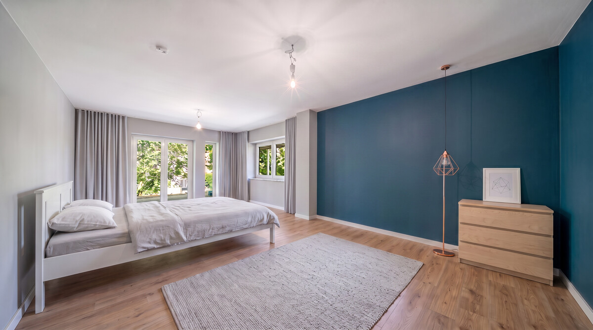 75 - Schlafzimmer mit blauer Akzentwand