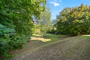 22 - Gartenbereich mit Baumbestand