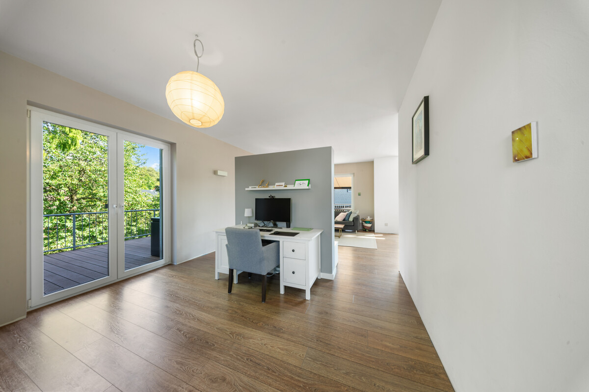 37 - Arbeitsbereich mit Balkonzugang