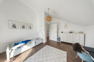 60 - Kinderzimmer mit Kommode