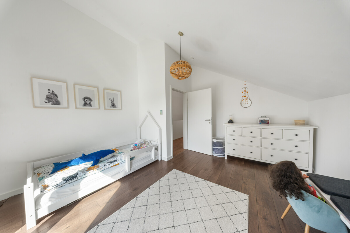 60 - Kinderzimmer mit Kommode