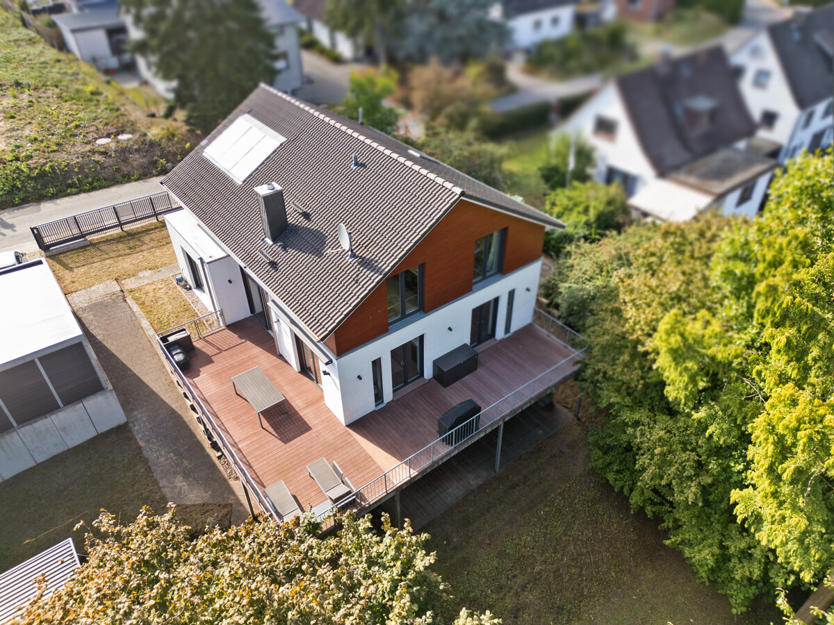 2 - Drohnenansicht Rückseite mit Terrasse