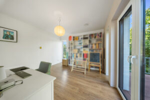 38 - Arbeitszimmer mit Bücherregal