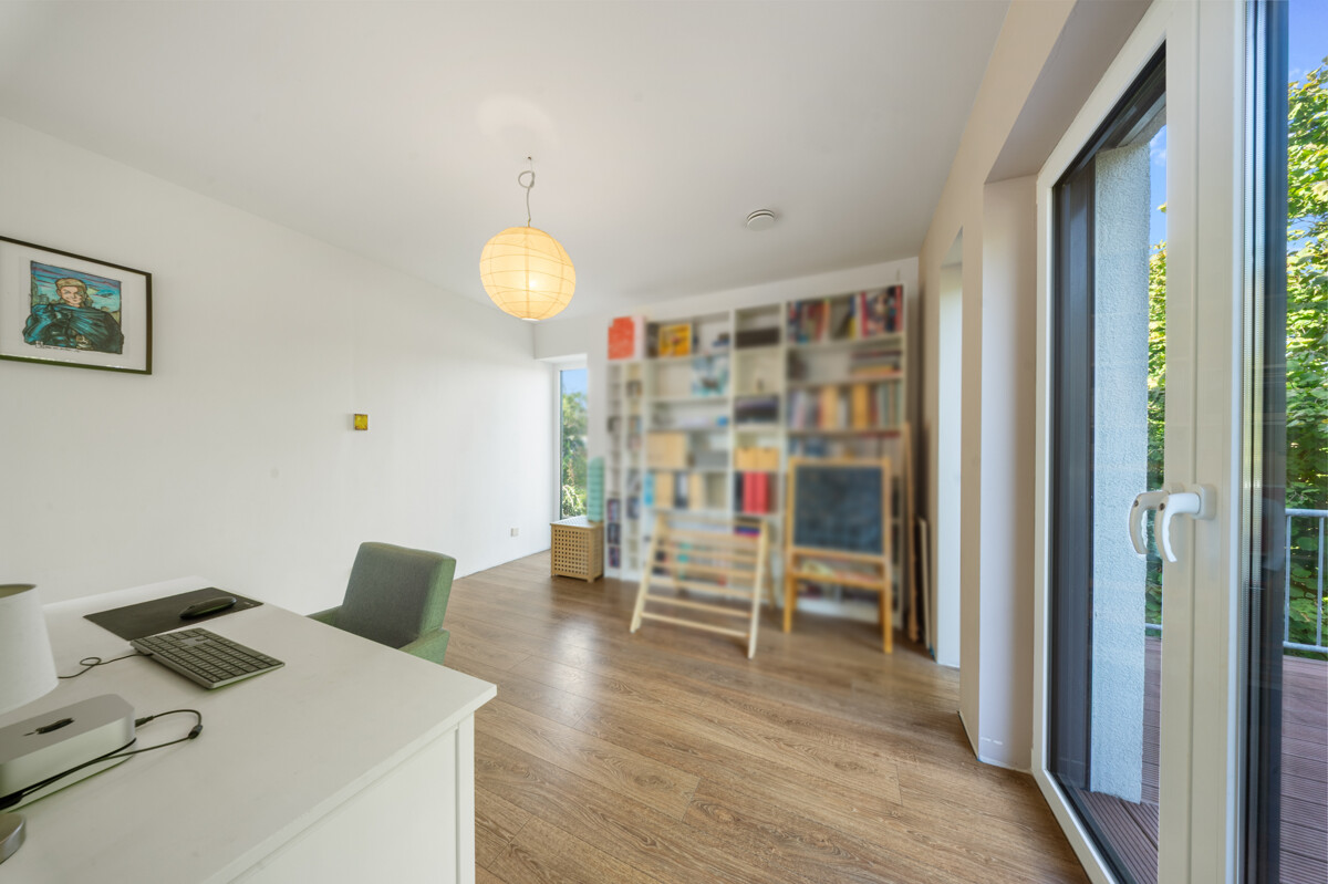 38 - Arbeitszimmer mit Bücherregal