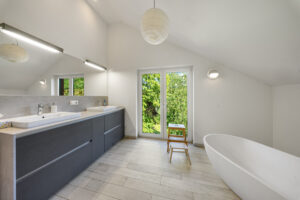 64 - Badezimmer mit Doppelwaschtisch und Badewanne