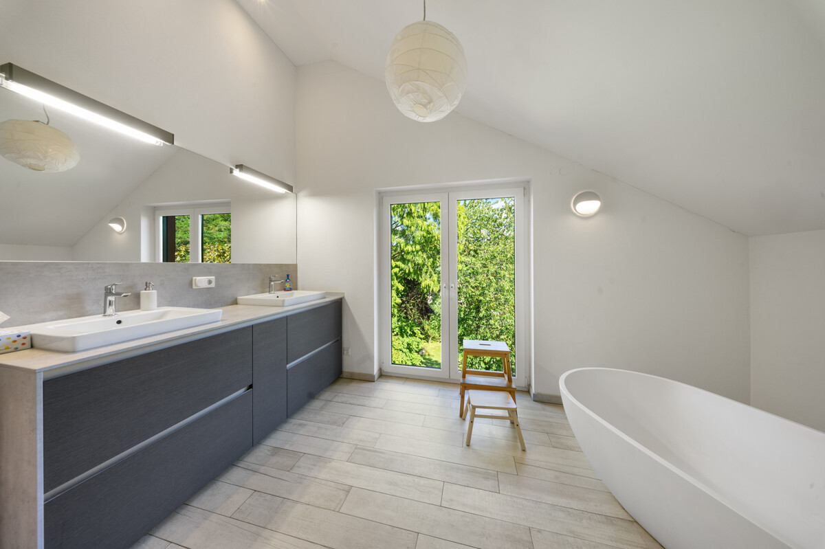 64 - Badezimmer mit Doppelwaschtisch und Badewanne