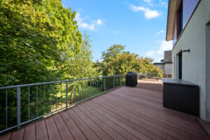 29 - Terrasse mit Gartenblick